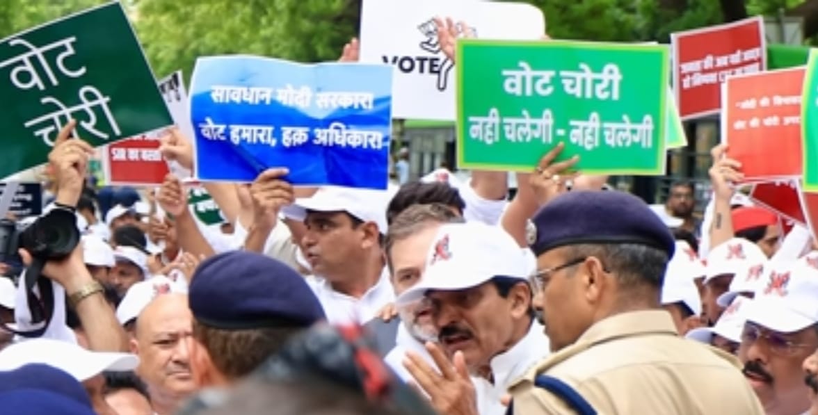 दिल्ली में वोट चोरी विवाद को लेकर विपक्षी दलों का चुनाव आयोग तक मार्च, पुलिस ने राहुल गांधी, मल्लिकार्जुन खड़गे और अखिलेश यादव को हिरासत में लिया।