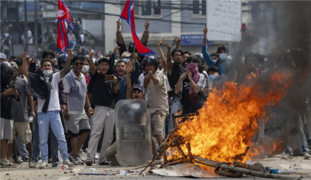 नेपाल में सोशल मीडिया प्रतिबंध और वर्षों से चल रहे भ्रष्टाचार, राजनीतिक अस्थिरता व युवाओं की नाराज़गी के कारण भड़का जन आंदोलन